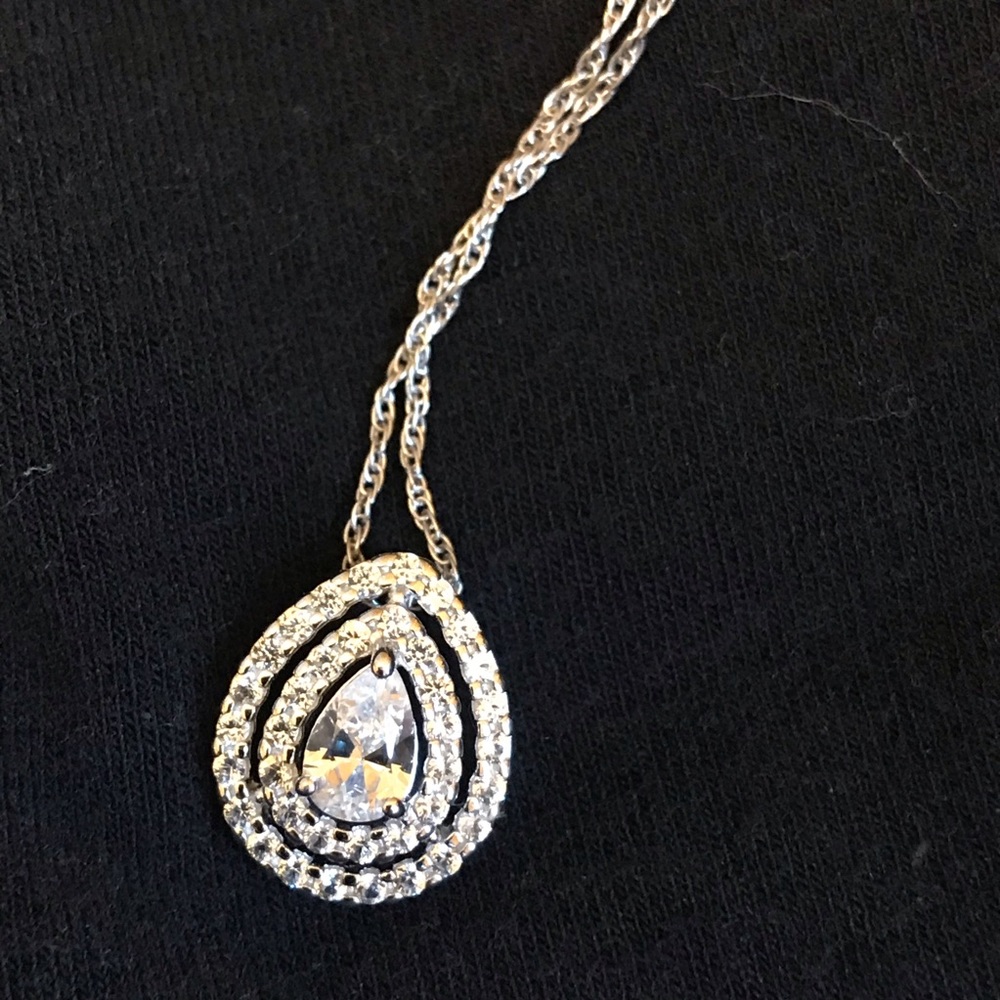❤️NWT Beautiful Pear Shaped Pendant❤️